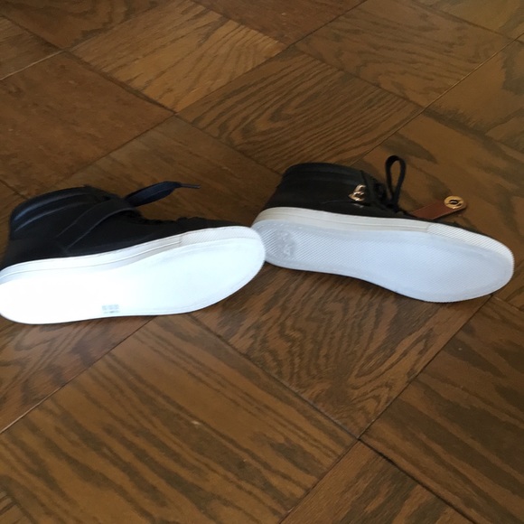 Shoes - Picture 3 of 4